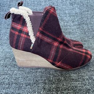 NEW TOMS Kelsey Booties Barn Red Earthy Plaid Wedge Heel Ankle Women’s Size 10